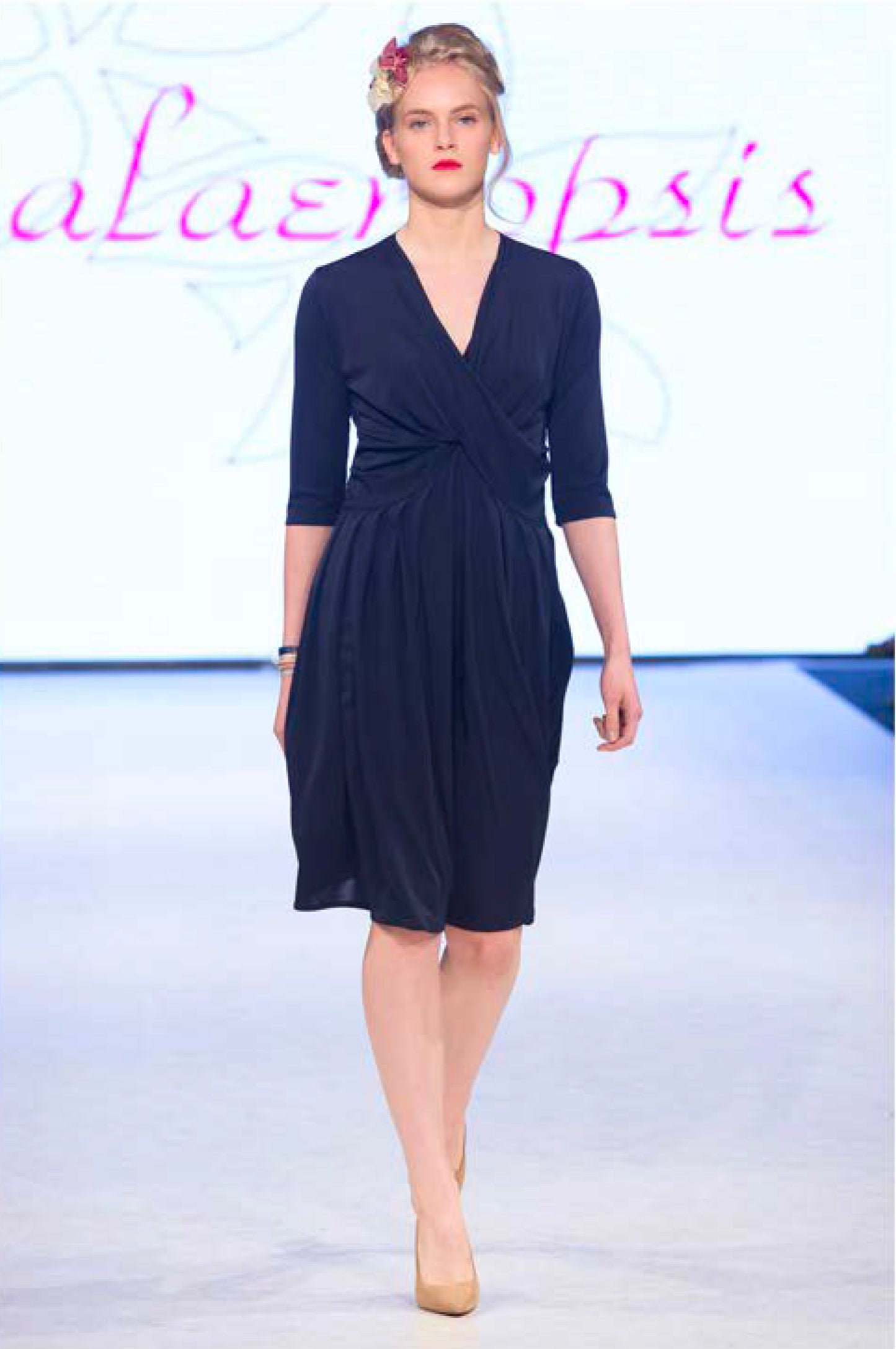 Robe ANETA - Robe en maille unie évasée bleu marine à plis à manches 3/4