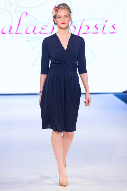 Robe ANETA - Robe en maille unie évasée bleu marine à plis à manches 3/4