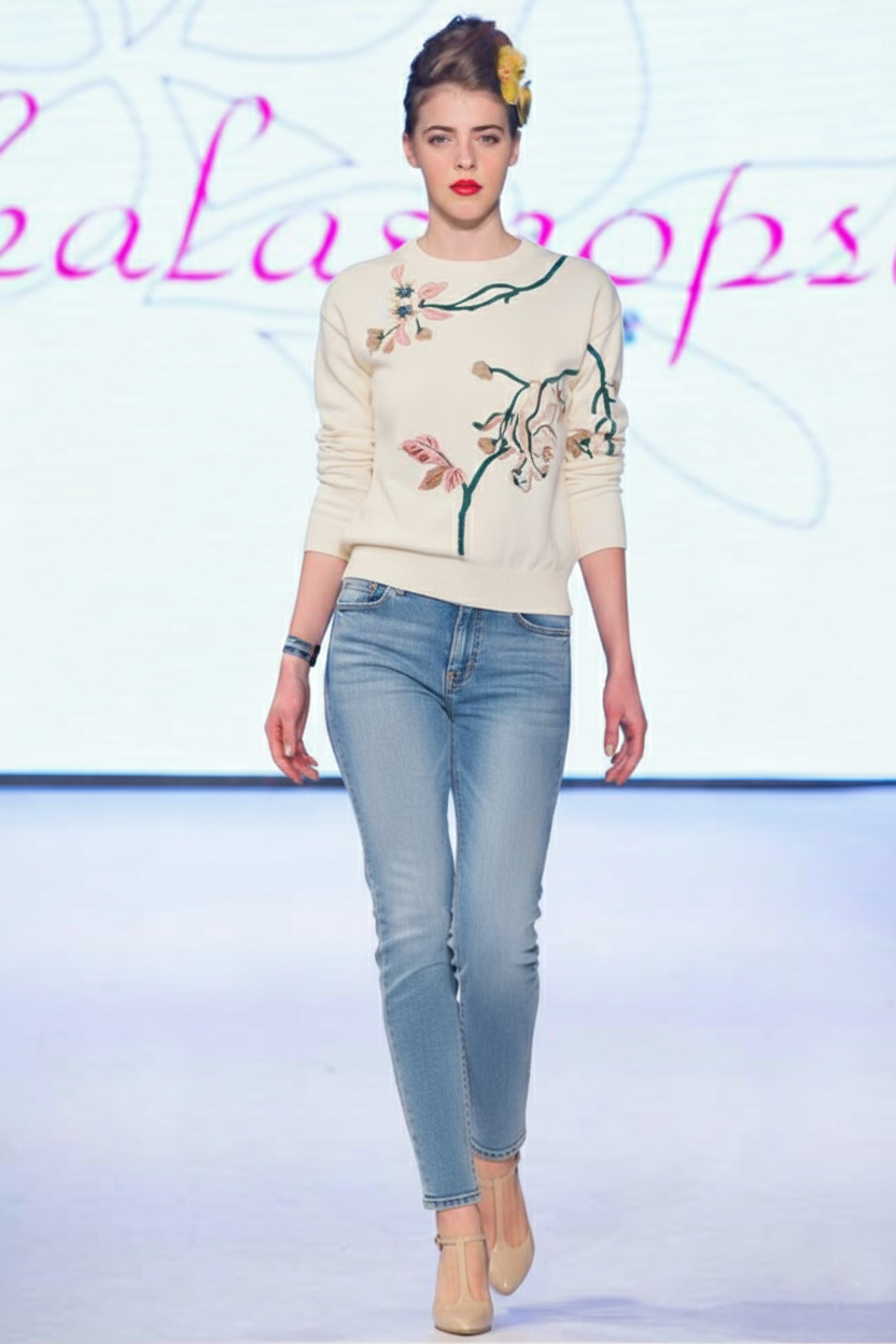 Pull LUANA  brodé de fleurs et motifs végétaux écru en viscose, look pull jean