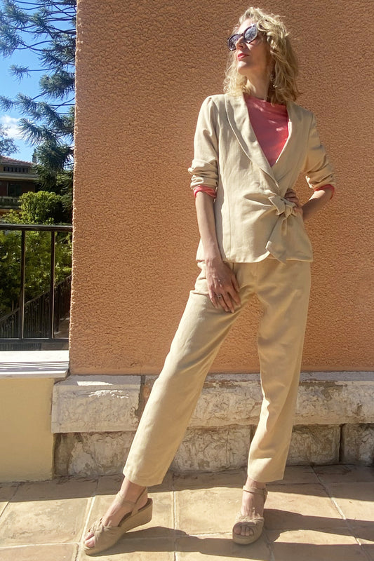 pantalon en viscose et lin certifié Oeko-Tex®, qui deviendra un indispensable de votre garde-robe. Coupe droite, taille haute, deux poches italiennes à l'avant, une large ceinture et une fermeture par zip surmontée d'un joli bouton. Ce pantalon au tombé fluide présente deux pinces sur le devant.