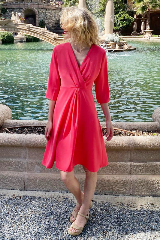 Robe en polyester recyclé certifié Oeko-Tex® est faite pour toutes les morphologies. Manches 3/4, décolleté croisé, jupe évasée à plis creux au milieu qui camoufle les petites rondeurs, petites manches doubles, zip invisible sur le côté, longueur au genou. Robe mariage