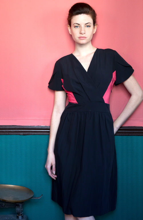 Robe CELIA - Robe croisée en polyester recyclé bicolore cintrée à la taille, jupe évasée à plis et petites manches courtes