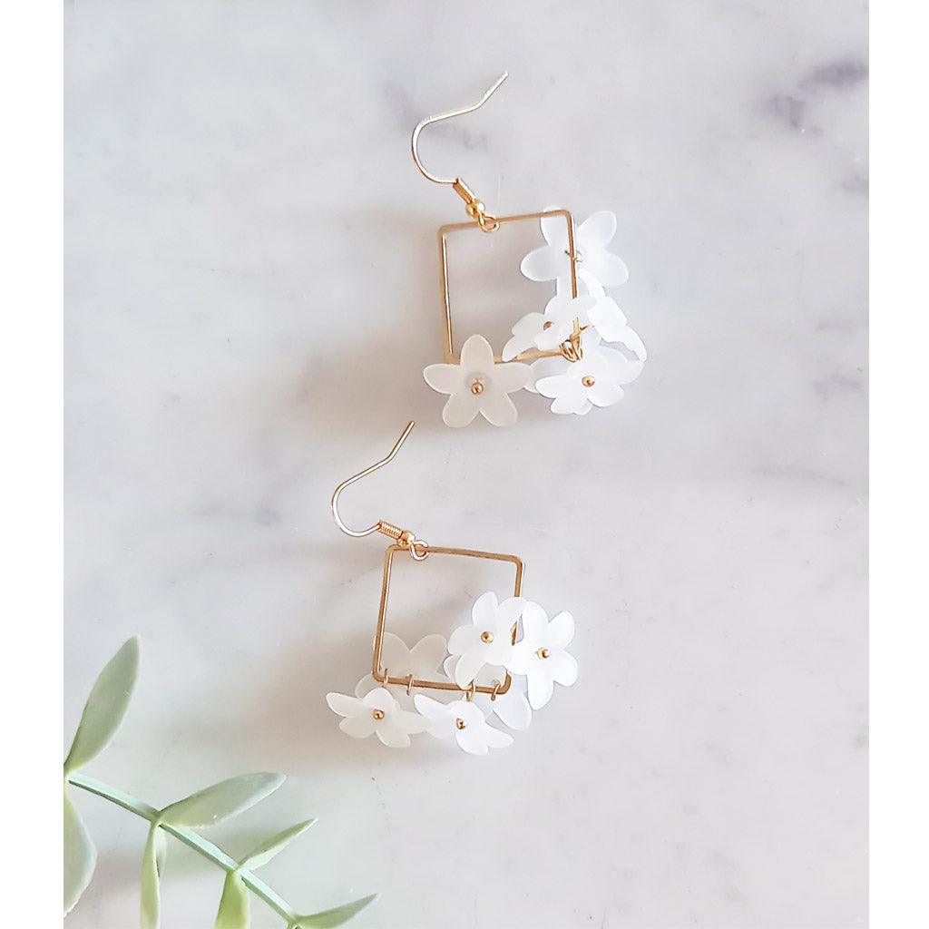 Boucles CARRE petites fleurs - Phalaenopsis Paris - Boucles d'oreilles pendantes dorées à fleurs blanches, bijou fait en France, cadeau fete des mères,  boucles fleurs carrés