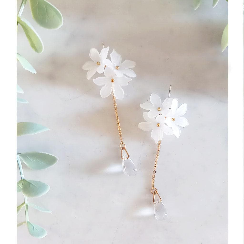 Boucles GOUTTES et petites fleurs - Phalaenopsis Paris - Boucles d'oreilles pendantes dorées à fleurs blanches; cadeau fête des mères