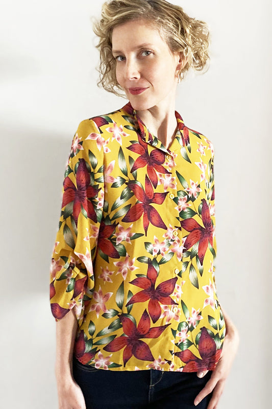 Chemise NARA lily flowers - Phalaenopsis Paris - Chemisier en voile imprimé jaune à fleurs roses à nouer dans le cou, polyester recyclé, mode responsable